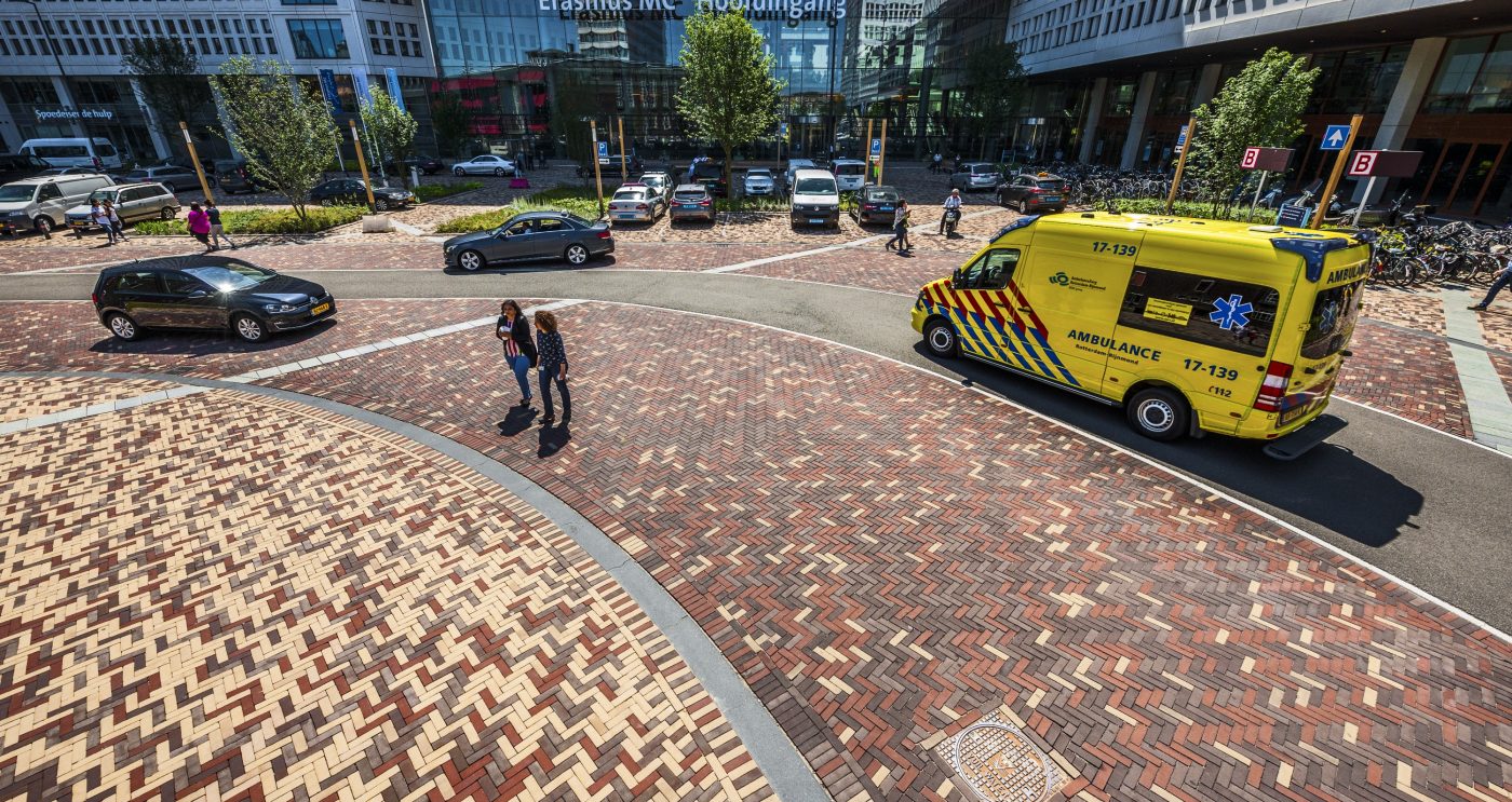 Herinrichting, Erasmus MC, Rotterdam | Straatbakstenen: Mastiek, Omber, Paviona en Siena DF | Architect: Juurlink [+] Geluk BNSP, Rotterdam en Amsterdam | Opdrachtgever: Gemeente Rotterdam en Erasmus Medisch Centrum | Aannemer: Van Dijk Maasland B.V., Maasland - Van den Heuvel, Aannemingsbedrijf B.V., Heesch | Jaar van realisatie: 2017-2018