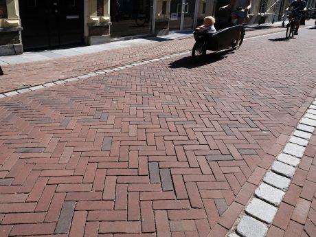 Herinrichting Garenmarkt | Leiden | Straatbakstenen mix: Binnenste Beter-mix | Aannemer: Dura Vermeer, Rotterdam | Ontwerp: Gemeente Leiden