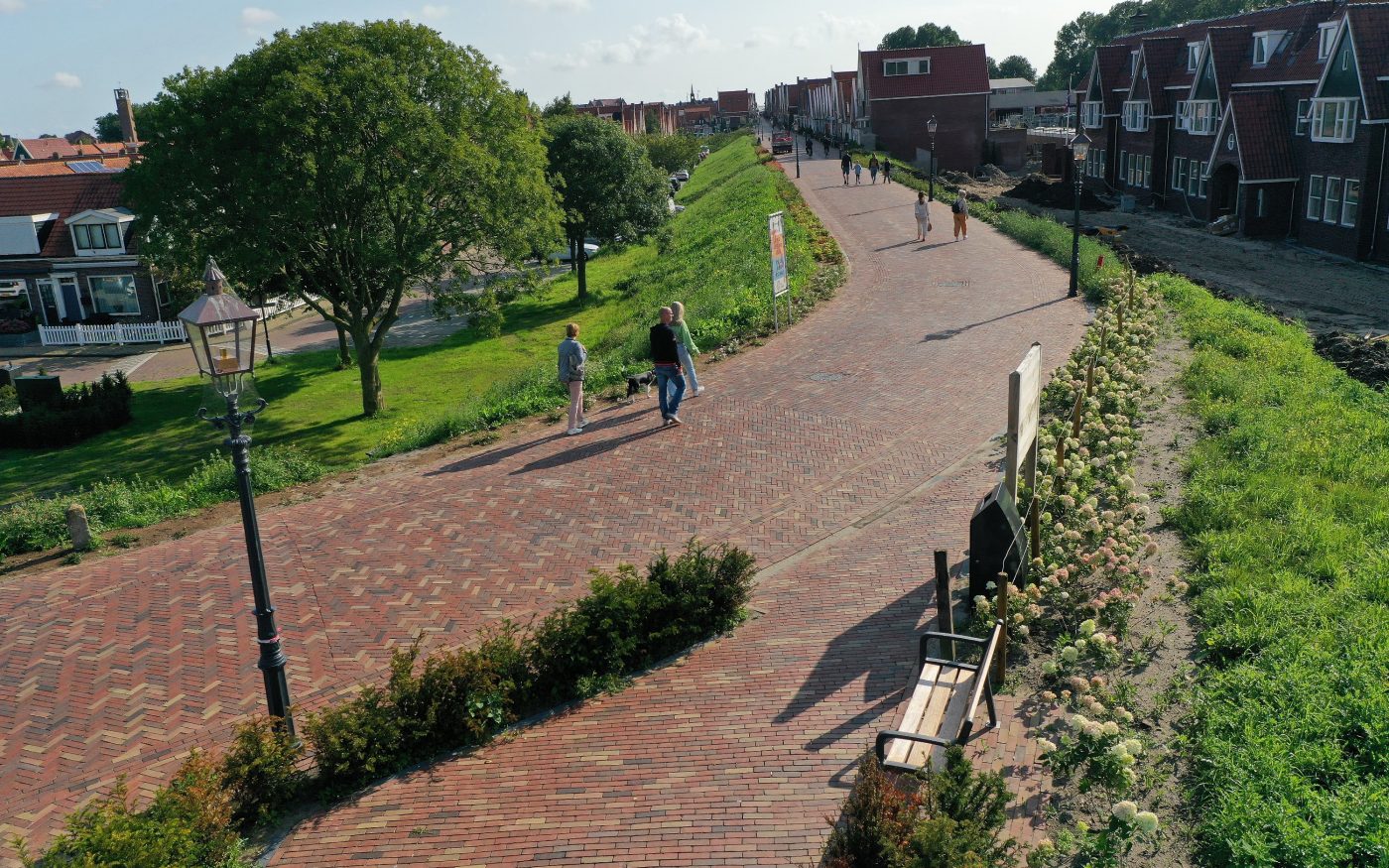 Herinrichting centrum, Volendam | Straatbakstenen: Volendam mix | Aannemer: KWS Infra, Vianen | Opdrachtgever: Gemeente Volendam