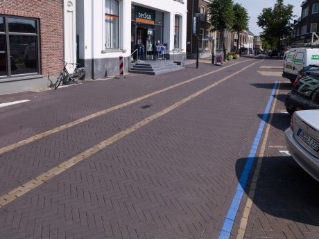 Herinrichting, centrumplan, Aalten | Straatbakstenen: Nero DF en Hemelsblauw geglazuurd | Architect: Gemeente Aalten en de Hofmeesters, Aalten | Opdrachtgever: Gemeente Aalten | Aannemers: Dusseldorp Infra, Hoornstra, Reef B.v., Hoftijzer Aannemingsbedrijf en NTP Iinfra | Jaar van realisatie: 2013-2015