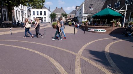 Herinrichting, centrumplan, Aalten | Straatbakstenen: Nero DF en Hemelsblauw geglazuurd | Architect: Gemeente Aalten en de Hofmeesters, Aalten | Opdrachtgever: Gemeente Aalten | Aannemers: Dusseldorp Infra, Hoornstra, Reef B.v., Hoftijzer Aannemingsbedrijf en NTP Iinfra | Jaar van realisatie: 2013-2015