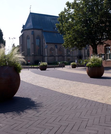 Herinrichting, centrumplan, Aalten | Straatbakstenen: Nero DF en Hemelsblauw geglazuurd | Architect: Gemeente Aalten en de Hofmeesters, Aalten | Opdrachtgever: Gemeente Aalten | Aannemers: Dusseldorp Infra, Hoornstra, Reef B.v., Hoftijzer Aannemingsbedrijf en NTP Iinfra | Jaar van realisatie: 2013-2015