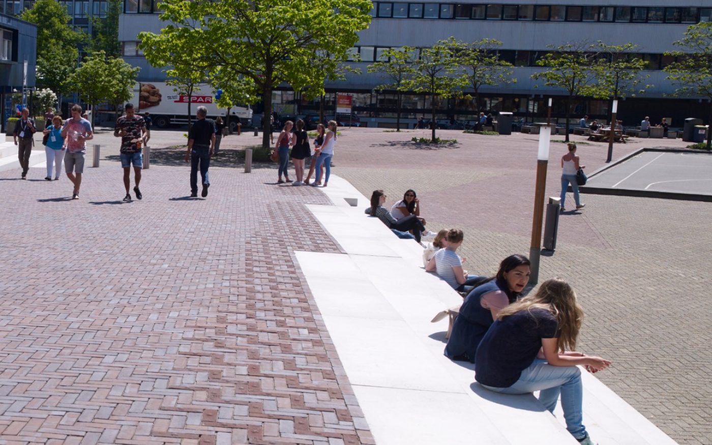 De woonkamer van de universiteit | VU Campus, Amsterdam | Straatbakstenen: Gala WS DF en Gala noppenstenen | Architect: Karres + Brands landschapsarchitecten BV, Hilversum | Opdrachtgever: Gemeente Amsterdam en de Vrije Universiteit Amsterdam | Aannemer: Schadenberg Infra BV, Hem