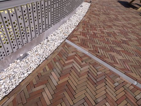 Een kristal met vele facetten | STOAS Hogeschool, Wageningen | Straatbakstenen: Varia wasserstrich mix WF | Architect: OVSL, Den Bosch | Opdrachtgever: Aeres Groep, Ede | Aannemer: Roseboom, Ede | Jaar van realisatie: 2015