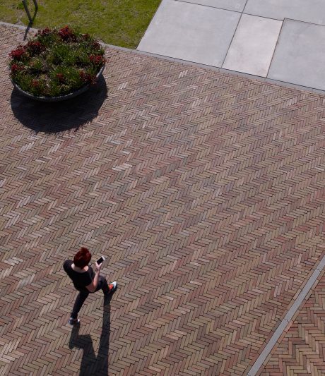 Een kristal met vele facetten | STOAS Hogeschool, Wageningen | Straatbakstenen: Varia wasserstrich mix WF | Architect: OVSL, Den Bosch | Opdrachtgever: Aeres Groep, Ede | Aannemer: Roseboom, Ede | Jaar van realisatie: 2015