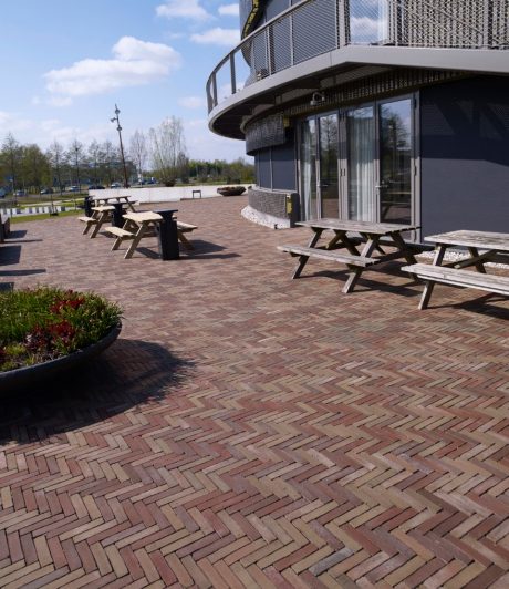 Een kristal met vele facetten | STOAS Hogeschool, Wageningen | Straatbakstenen: Varia wasserstrich mix WF | Architect: OVSL, Den Bosch | Opdrachtgever: Aeres Groep, Ede | Aannemer: Roseboom, Ede | Jaar van realisatie: 2015