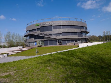 Een kristal met vele facetten | STOAS Hogeschool, Wageningen | Straatbakstenen: Varia wasserstrich mix WF | Architect: OVSL, Den Bosch | Opdrachtgever: Aeres Groep, Ede | Aannemer: Roseboom, Ede | Jaar van realisatie: 2015