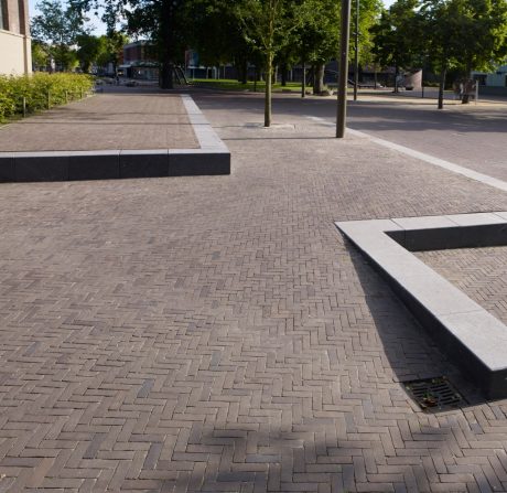 Centrumvernieuwing, Emmen | Straatbakstenen: Mix DF: Incana WS, Mastiek WS en Messing/goudkleurig geglazuurde bakstenen (project specifiek) | Architect en opdrachtgever: Gemeente Emmen | Aannemer: Hemmen, Emmen en Lareco, Hardenberg