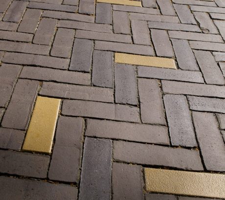 Centrumvernieuwing, Emmen | Straatbakstenen: Mix DF: Incana WS, Mastiek WS en Messing/goudkleurig geglazuurde bakstenen (project specifiek) | Architect en opdrachtgever: Gemeente Emmen | Aannemer: Hemmen, Emmen en Lareco, Hardenberg