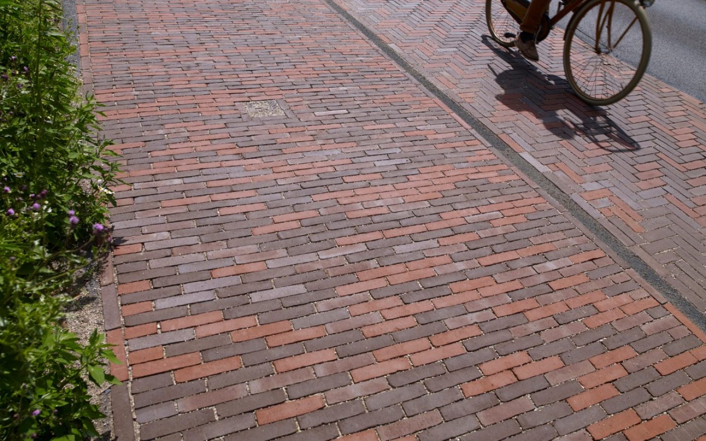 Herinrichting, Pothoofdkade, Deventer | Straatbakstenen mix: WF en DF - Mastiek, Bruno en Oliva WS | Architect: LANDLAB, Arnhem | Opdrachtgever: Gemeente Arnhem | Aannemer: NTP Infra, Enschede