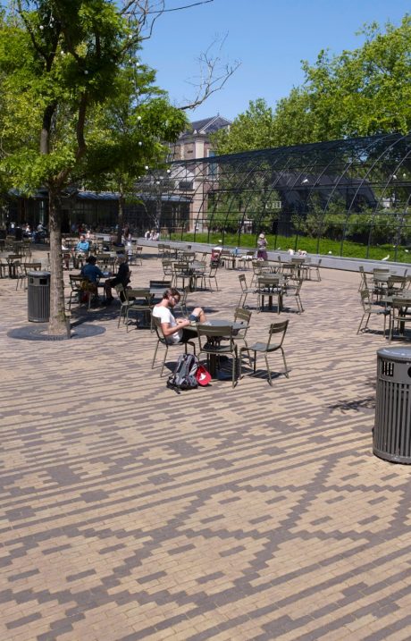 Herinrichting Artisplein, Amsterdam | Straatbakstenen: Brons VB DF en Nero WS en VB DF | Architect: Landschapsarchitect Michael van Gessel, Amsterdam | Opdrachtgever: Nature Artis Magistra, Amsterdam | Aannemer: Schadenberg Infra BV, Hem