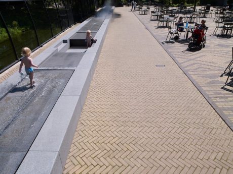 Herinrichting Artisplein, Amsterdam | Straatbakstenen: Brons VB DF en Nero WS en VB DF | Architect: Landschapsarchitect Michael van Gessel, Amsterdam | Opdrachtgever: Nature Artis Magistra, Amsterdam | Aannemer: Schadenberg Infra BV, Hem