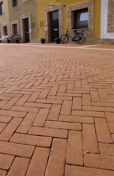 Focus op emancipatie in een ander decor | VoltaGalvani, Eindhoven | Straatbaksteen: Latina DF | Architect en opdrachtgever: Gemeente Eindhoven | Aannemer: Hanenberg, Oss