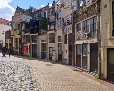 Inspire! 01-2019 - Gouda - Achter de kerk. Opdrachtever: Gemeente Gouda. Aannemer: Van Drie Gouda BV, Gouda. Jaar van realisatie: 2018. Straatbakstenen: Brons wasserstrich WF en Bruno wasserstrich WF