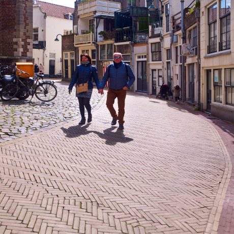 Inspire! 01-2019 - Gouda - Achter de kerk. Opdrachtever: Gemeente Gouda. Aannemer: Van Drie Gouda BV, Gouda. Jaar van realisatie: 2018. Straatbakstenen: Brons wasserstrich WF en Bruno wasserstrich WF