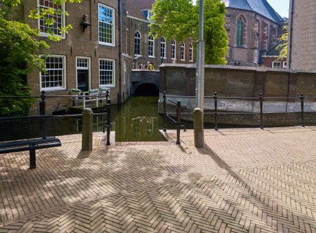 Inspire! 01-2019 - Gouda - Achter de kerk. Opdrachtever: Gemeente Gouda. Aannemer: Van Drie Gouda BV, Gouda. Jaar van realisatie: 2018. Straatbakstenen: Brons wasserstrich WF en Bruno wasserstrich WF