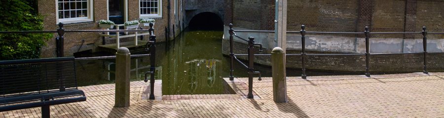 Inspire! 01-2019 - Gouda - Achter de kerk. Opdrachtever: Gemeente Gouda. Aannemer: Van Drie Gouda BV, Gouda. Jaar van realisatie: 2018. Straatbakstenen: Brons wasserstrich WF en Bruno wasserstrich WF