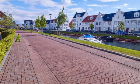 Inspire! 01-2019 - Waterfront, Harderwijk. Opdrachtgever: Gemeente Harderwijk, Ontwikkelingscombinatie Waterfront Harderwijk (fase 2). Stedenbouwkundig plan/beeldkwaliteitsplan: Soeters van Eldonk architecten (nu: Common Affairs), Amsterdam. Landschapsarchitect: Lodewijk Baljon landschapsarchitecten, Amsterdam. Aannemer: Boskalis Nederland. Jaar van realisatie: 2012-2019. Straatbakstenen: Ravenna en Bruno DF en KK70.