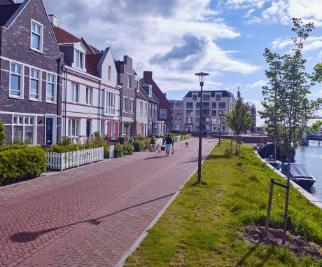 Inspire! 01-2019 - Waterfront, Harderwijk. Opdrachtgever: Gemeente Harderwijk, Ontwikkelingscombinatie Waterfront Harderwijk (fase 2). Stedenbouwkundig plan/beeldkwaliteitsplan: Soeters van Eldonk architecten (nu: Common Affairs), Amsterdam. Landschapsarchitect: Lodewijk Baljon landschapsarchitecten, Amsterdam. Aannemer: Boskalis Nederland. Jaar van realisatie: 2012-2019. Straatbakstenen: Ravenna en Bruno DF en KK70.