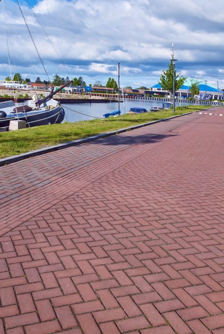 Inspire! 01-2019 - Waterfront, Harderwijk. Opdrachtgever: Gemeente Harderwijk, Ontwikkelingscombinatie Waterfront Harderwijk (fase 2). Stedenbouwkundig plan/beeldkwaliteitsplan: Soeters van Eldonk architecten (nu: Common Affairs), Amsterdam. Landschapsarchitect: Lodewijk Baljon landschapsarchitecten, Amsterdam. Aannemer: Boskalis Nederland. Jaar van realisatie: 2012-2019. Straatbakstenen: Ravenna en Bruno DF en KK70.