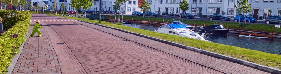 Inspire! 01-2019 - Waterfront, Harderwijk. Opdrachtgever: Gemeente Harderwijk, Ontwikkelingscombinatie Waterfront Harderwijk (fase 2). Stedenbouwkundig plan/beeldkwaliteitsplan: Soeters van Eldonk architecten (nu: Common Affairs), Amsterdam. Landschapsarchitect: Lodewijk Baljon landschapsarchitecten, Amsterdam. Aannemer: Boskalis Nederland. Jaar van realisatie: 2012-2019. Straatbakstenen: Ravenna en Bruno DF en KK70.