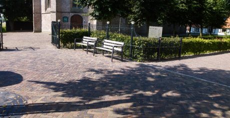 Herbestrating historisch kerkplein, Zalk | Straatbakstenen: Zalkermix | Architect: Joukje Bos-Eikelboom, Buro Hoflaan, Vorchten | Aannemer: Peter Bos | Opdrachtgever: Gemeente Kampen