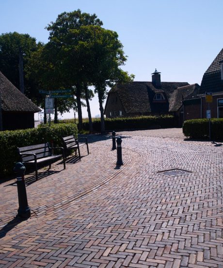 Herbestrating historisch kerkplein, Zalk | Straatbakstenen: Zalkermix | Architect: Joukje Bos-Eikelboom, Buro Hoflaan, Vorchten | Aannemer: Peter Bos | Opdrachtgever: Gemeente Kampen