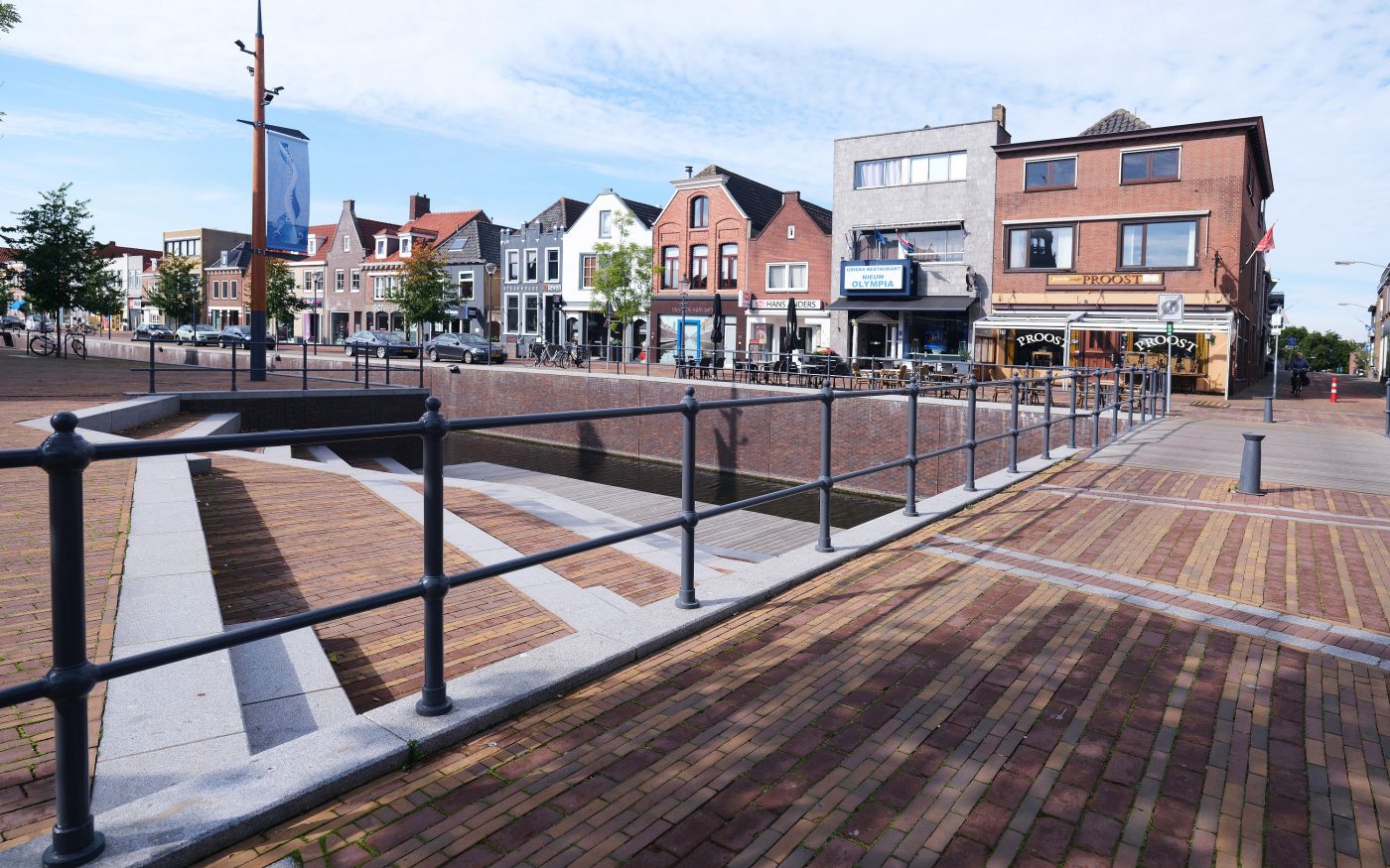 Herinrichting markt en havenkades, Zevenbergen | Straatbakstenen: Auraton WF - Auraton DF - Bruno WF - Bruno DF - Bruno KK80