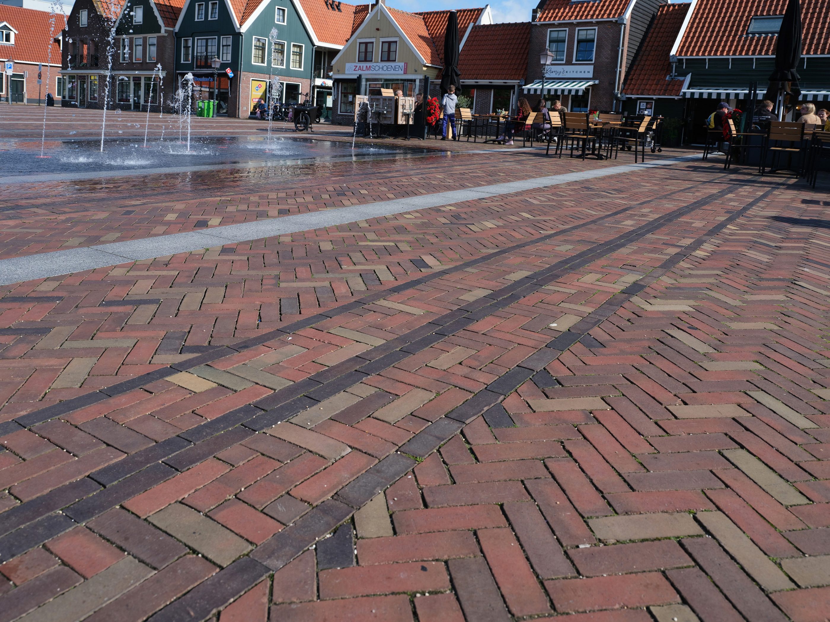 Herinrichting centrum, Volendam | Straatbakstenen: Volendam mix | Aannemer: KWS Infra, Vianen | Opdrachtgever: Gemeente Volendam