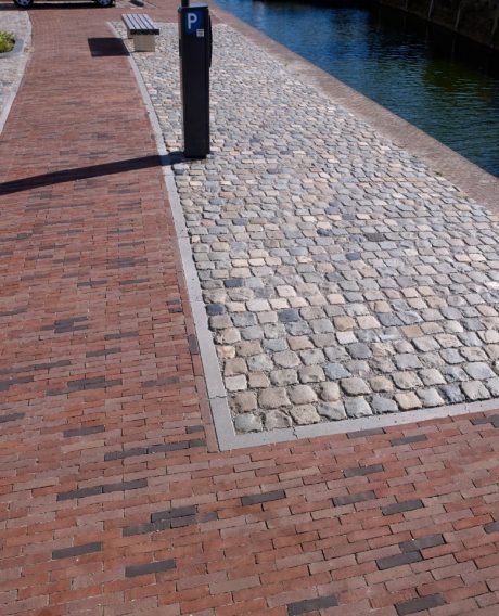 Herinrichting centrum, Middelburg | Straatbakstenen: Middelburgmix WF | Aannemer: Aannemersbedrijf J.M.B., Oudenbosch JD Infra, Meliskerke | Architect en opdrachtgever: Gemeente Middelburg