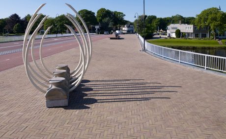 Integrale reconstructie, Ommen Zuid | Straatbakstenen: Rood WF (project specifiek), Brons DF (project specifiek), Mastiek DF, Omber KK70 (project specifiek) en DF, Bruno DF, Paviona WF en Siena Blindengeleidestenen DF | Architect: Roelofs Advies & Ontwerp, Den Ham | Opdrachtgever: Gemeente Ommen | Aannemer: Combinatie Roelofs/NONAK