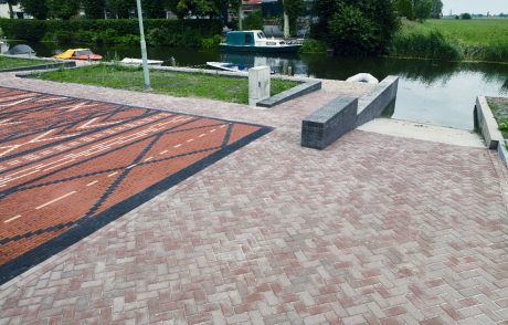 Maritiem Mozaïek | Havengebied, Stedum | Straatbakstenen: Paviona, Nero en Siena WF (tapijt), Padova KK80 (rijbaan) en Padova DF (looppad) | Architect: MD Landschapsarchitecten, Haren | Opdrachtgever: Gemeente Loppersum | Aannemer: Elzinga, Uithuizermeeden | Realisatie: 2018