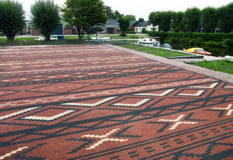 Maritiem Mozaïek | Havengebied, Stedum | Straatbakstenen: Paviona, Nero en Siena WF (tapijt), Padova KK80 (rijbaan) en Padova DF (looppad) | Architect: MD Landschapsarchitecten, Haren | Opdrachtgever: Gemeente Loppersum | Aannemer: Elzinga, Uithuizermeeden | Realisatie: 2018