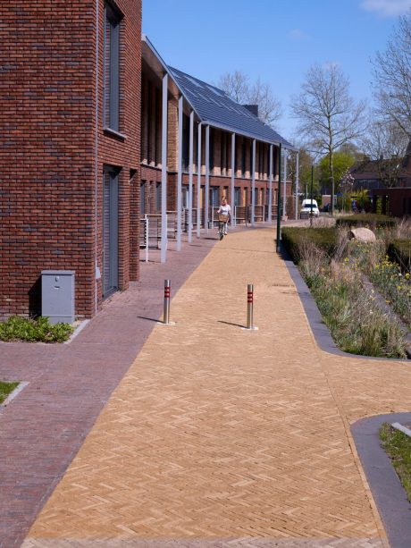 Reconstructie | Bergerhof, Renkum | Straatbakstenen: Ravenna WF en DF en Siena WF | Ontwerp openbare ruimte: Bureau Poelmans Reesink, Arnhem | Ontwerp en engineering civieltechnisch: Evers Adviesbureau B.V., Leuvenheim | Opdrachtgever: Gemeente Renkum en Vivare Projecten, Renkum | Aannemer: Van Dalen, Huizen