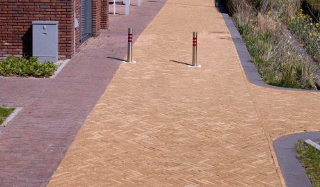 Reconstructie | Bergerhof, Renkum | Straatbakstenen: Ravenna WF en DF en Siena WF | Ontwerp openbare ruimte: Bureau Poelmans Reesink, Arnhem | Ontwerp en engineering civieltechnisch: Evers Adviesbureau B.V., Leuvenheim | Opdrachtgever: Gemeente Renkum en Vivare Projecten, Renkum | Aannemer: Van Dalen, Huizen