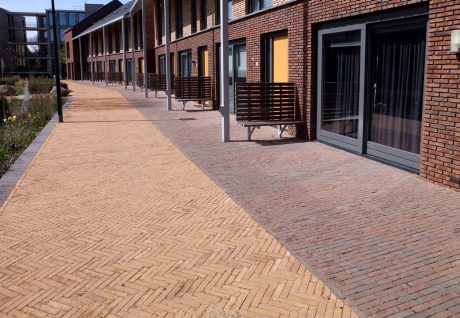 Reconstructie | Bergerhof, Renkum | Straatbakstenen: Ravenna WF en DF en Siena WF | Ontwerp openbare ruimte: Bureau Poelmans Reesink, Arnhem | Ontwerp en engineering civieltechnisch: Evers Adviesbureau B.V., Leuvenheim | Opdrachtgever: Gemeente Renkum en Vivare Projecten, Renkum | Aannemer: Van Dalen, Huizen