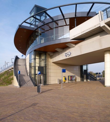 Nieuw station en verkeersknooppunt | Knoop Lent, Nijmegen | Straatbakstenen: Auraton WF en DF | Architect: Heijmans, Rosmalen | Opdrachtgever en uitvoering: Gemeente Nijmegen