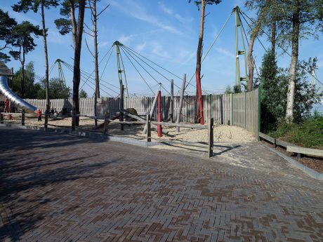 Renovatie straat dierentuin | Burgers´ Zoo, Arnhem | Straatbakstenen: Oliva wasserstrich DF | Architect: Veenenbosch en Bosch landschapsarchitecten, Arnhem i.s.m. Gemeente Arnhem en SmitsRinsma, Zutphen | Opdrachtgever: Koninklijke Burgers' Zoo, Gemeente Arnhem | Aannemer: Van de Haar Groep, Wekerom