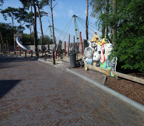 Renovatie straat dierentuin | Burgers´ Zoo, Arnhem | Straatbakstenen: Oliva wasserstrich DF | Architect: Veenenbosch en Bosch landschapsarchitecten, Arnhem i.s.m. Gemeente Arnhem en SmitsRinsma, Zutphen | Opdrachtgever: Koninklijke Burgers' Zoo, Gemeente Arnhem | Aannemer: Van de Haar Groep, Wekerom