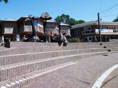 Ontwikkeling entree | Burgers' Zoo, Arnhem | Straatbakstenen: Gala wasserstrich DF en Porto KK80 (project specifiek) | Architect: Veenenbosch en Bosch landschapsarchitecten, Arnhem i.s.m. Gemeente Arnhem en SmitsRinsma, Zutphen | Opdrachtgever: Koninklijke Burgers' Zoo en gemeente Arnhem | Aannemer: Van de Haar Groep, WEkerom