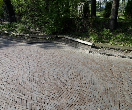 Renovatie straat dierentuin | Burgers´ Zoo, Arnhem | Straatbakstenen: Oliva wasserstrich DF | Architect: Veenenbosch en Bosch landschapsarchitecten, Arnhem i.s.m. Gemeente Arnhem en SmitsRinsma, Zutphen | Opdrachtgever: Koninklijke Burgers' Zoo, Gemeente Arnhem | Aannemer: Van de Haar Groep, Wekerom