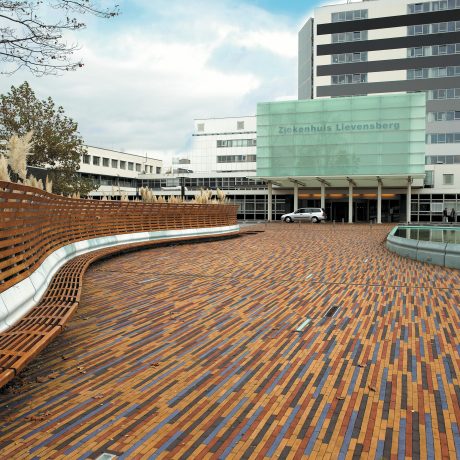Nieuwbouw straat ziekenhuis Lievensberg, Bergen op Zoom. Straatbakstenen: Nero Torino Solane Blauw Geglaz WF.