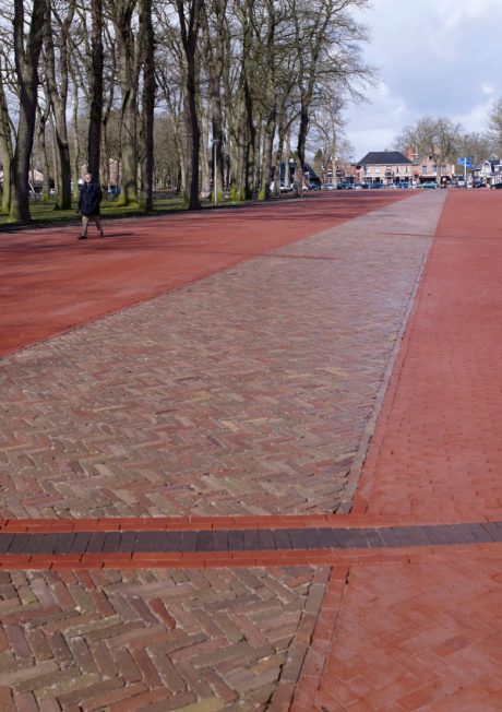 Restauratie | Grote en Kleine Brink, Zuidlaren | Straatbakstenen: Paviona en Nero DF | Architect: Arcadis, Assen | Opdrachtgever: Gemeente Tynaarlo | Aannemer: Zuidema Groep, Hoogeveen | Jaar van realisatie: 2015