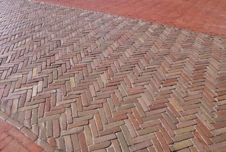 Restauratie | Grote en Kleine Brink, Zuidlaren | Straatbakstenen: Paviona en Nero DF | Architect: Arcadis, Assen | Opdrachtgever: Gemeente Tynaarlo | Aannemer: Zuidema Groep, Hoogeveen | Jaar van realisatie: 2015