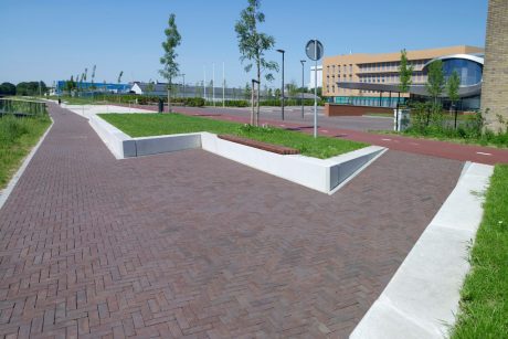 Herontwikkeling gemeentehuis | Stad aan de Berkel, Lochem | Straatbakstenen: Tige SP UWF (project specifiek), Norton VB DF en Astra SP UWF (project specifiek) | Architect: Rein Geurtsen & partners B.V. en Verhees voor Landschap, Delft | Opdrachtgever: Gemeente Lochem | Partners: Provincie Gelderland, Waterschap Rijn en IJssel | Uitvoerder: Hoornstra Infrabouw, Doesburg