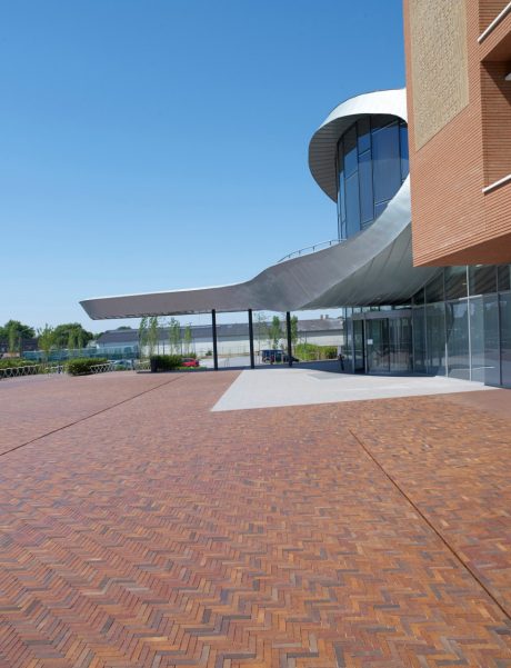 Herontwikkeling gemeentehuis | Stad aan de Berkel, Lochem | Straatbakstenen: Tige SP UWF (project specifiek), Norton VB DF en Astra SP UWF (project specifiek) | Architect: Rein Geurtsen & partners B.V. en Verhees voor Landschap, Delft | Opdrachtgever: Gemeente Lochem | Partners: Provincie Gelderland, Waterschap Rijn en IJssel | Uitvoerder: Hoornstra Infrabouw, Doesburg