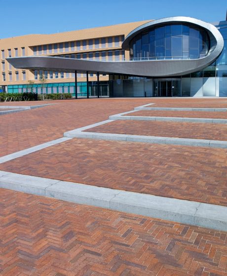 Herontwikkeling gemeentehuis | Stad aan de Berkel, Lochem | Straatbakstenen: Tige SP UWF (project specifiek), Norton VB DF en Astra SP UWF (project specifiek) | Architect: Rein Geurtsen & partners B.V. en Verhees voor Landschap, Delft | Opdrachtgever: Gemeente Lochem | Partners: Provincie Gelderland, Waterschap Rijn en IJssel | Uitvoerder: Hoornstra Infrabouw, Doesburg