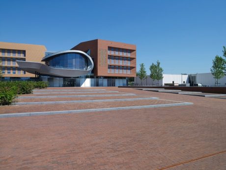 Herontwikkeling gemeentehuis | Stad aan de Berkel, Lochem | Straatbakstenen: Tige SP UWF (project specifiek), Norton VB DF en Astra SP UWF (project specifiek) | Architect: Rein Geurtsen & partners B.V. en Verhees voor Landschap, Delft | Opdrachtgever: Gemeente Lochem | Partners: Provincie Gelderland, Waterschap Rijn en IJssel | Uitvoerder: Hoornstra Infrabouw, Doesburg
