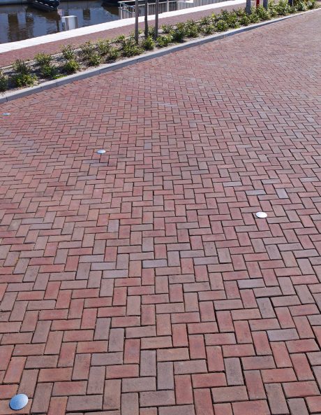 Inspire! 01-2019 project Jachthaven, Steenbergen. Opdrachtever: Gemeente Steenbergen. Ontwerp/Architect: Kragten, 's-Hertogenbosch. Aannemer: KWS Infra, Roosendaal; Aquavia, Sas van Gent. Jaar van realisatie: 2016. Straatbakstenen: Padova KK80 en Mix: Padova en Siena DF