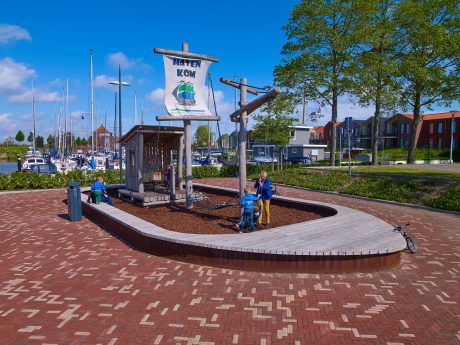 Inspire! 01-2019 project Jachthaven, Steenbergen. Opdrachtever: Gemeente Steenbergen. Ontwerp/Architect: Kragten, 's-Hertogenbosch. Aannemer: KWS Infra, Roosendaal; Aquavia, Sas van Gent. Jaar van realisatie: 2016. Straatbakstenen: Padova KK80 en Mix: Padova en Siena DF